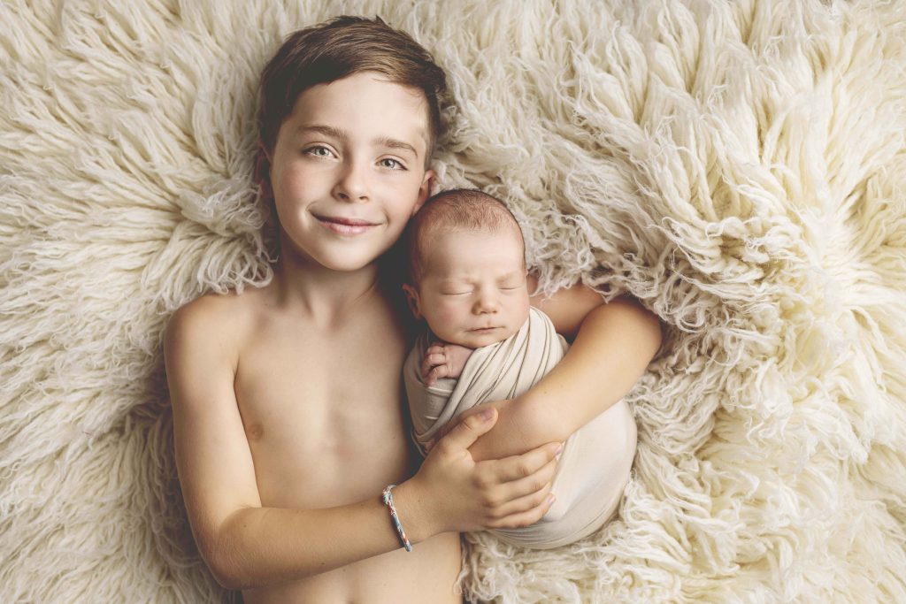 grand frère et bébé